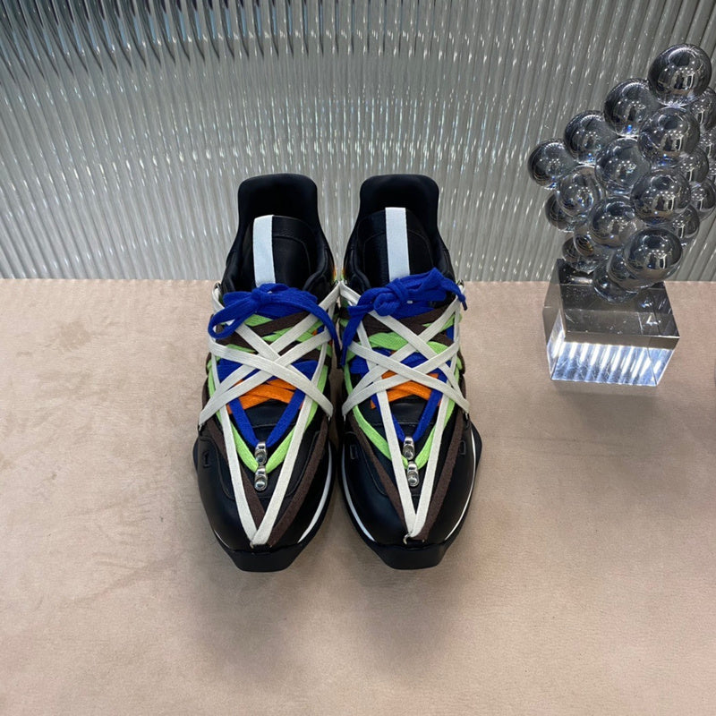 Baskets multicolores à lacets enveloppants