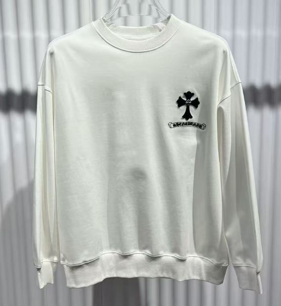 Sweat-shirt blanc à croix noire et cœurs chromés