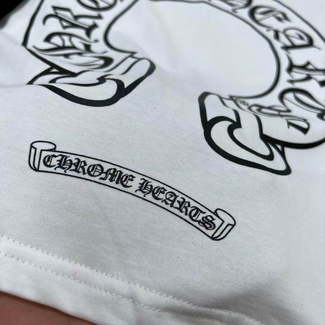 T-shirt manches longues blanc et noir avec logo fer à cheval et cœurs chromés