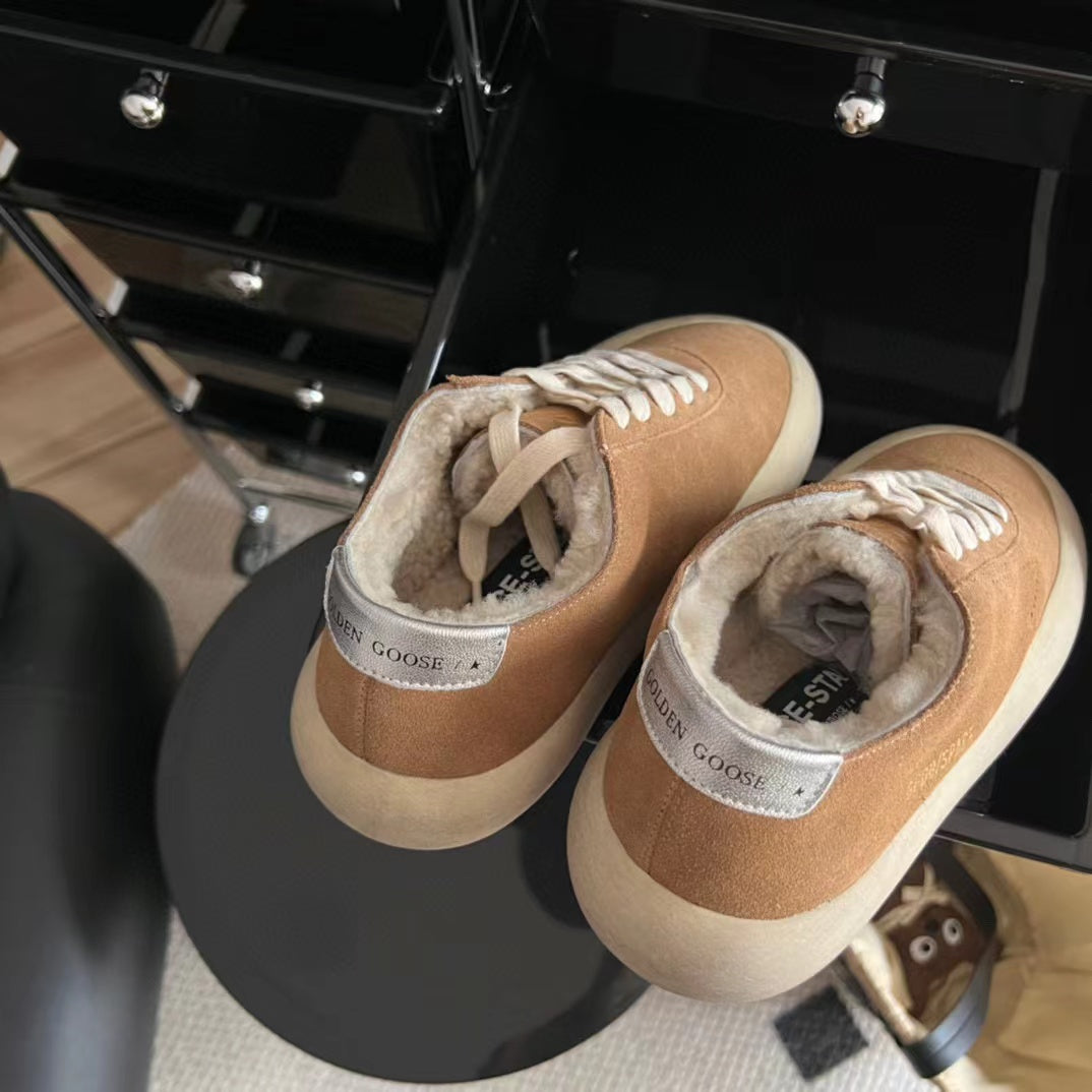 Chaussures pour femmes inspirées de l'espace, en daim couleur tabac avec doublure en peau de mouton retournée