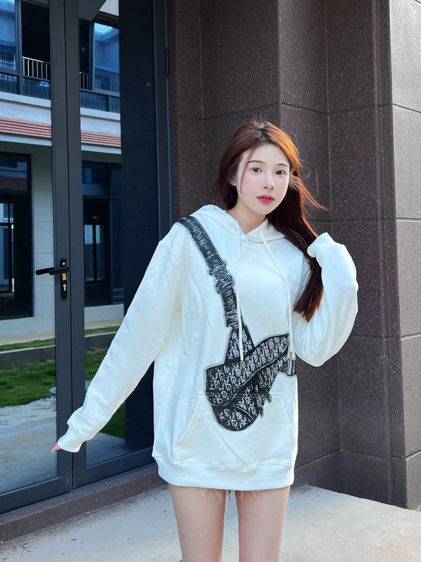 Sweat à capuche blanc Dior avec sac assorti