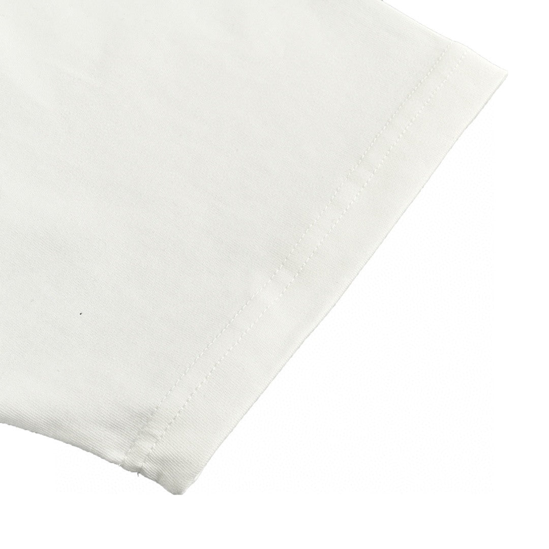 T-shirt blanc à col croisé avec motif cœurs chromés