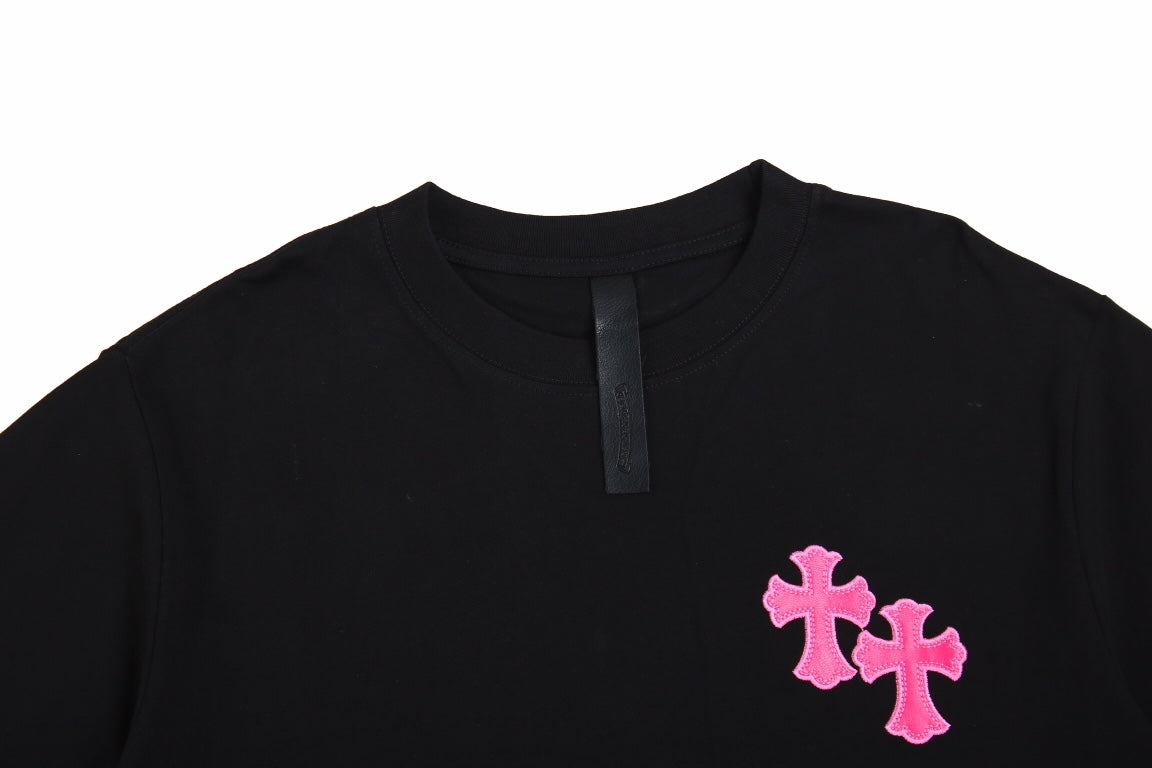 T-SHIRT NOIR ET ROSE AVEC LOGO DE FER À CHEVAL ET CŒURS CHROMÉS