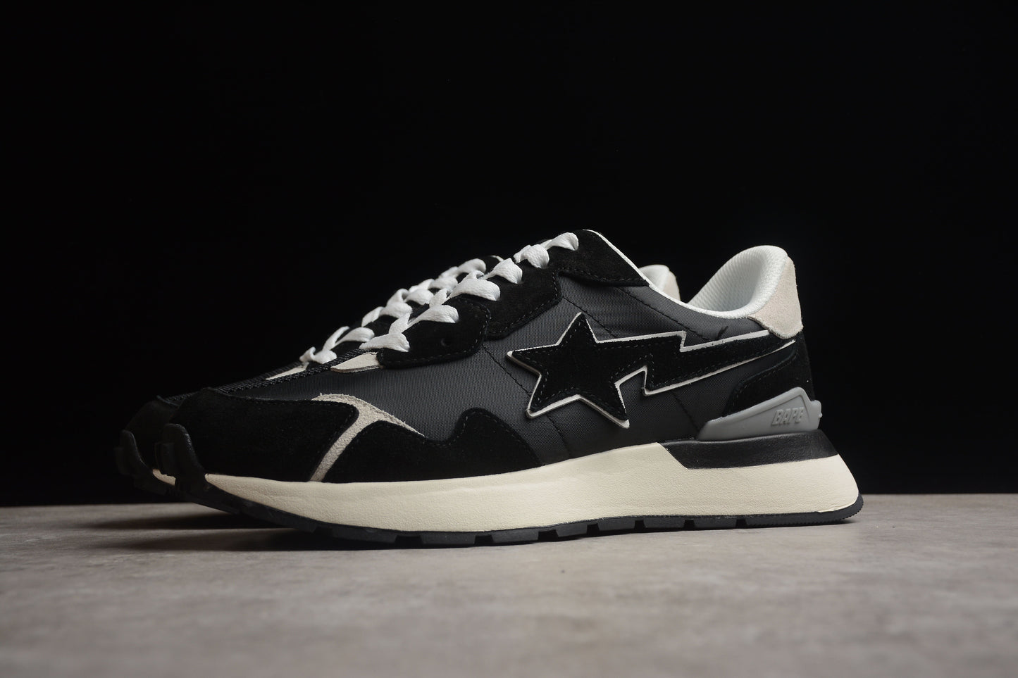 Baskets BAPE STA Retro Runner noires et blanches