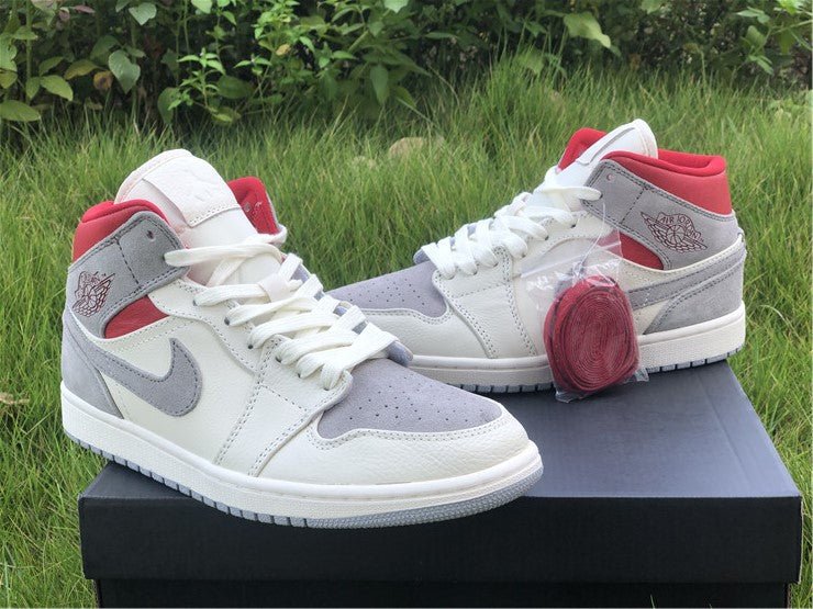 Baskets Jordan 1 Mid SNEAKERSNSTUFF 20e anniversaire