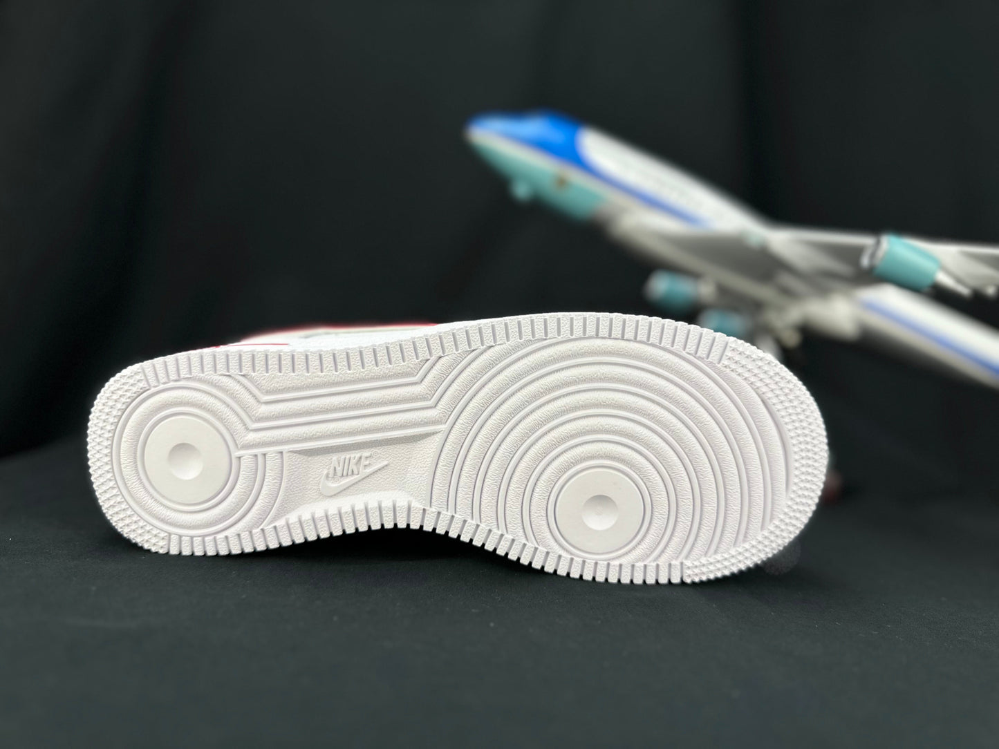 NIKE AIR FORCE 1 « Double Swoosh Blanc/Rouge »