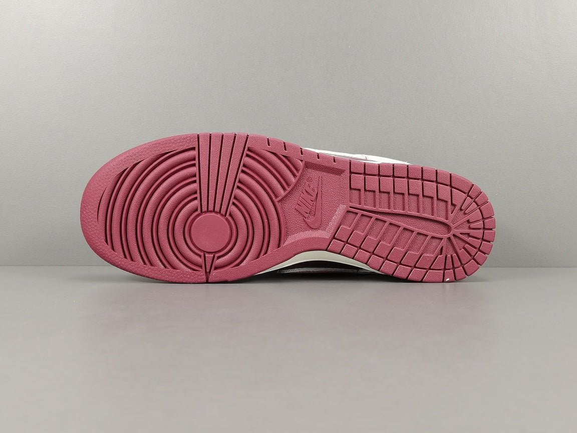 NIKE DUNK x SAINT-VALENTIN