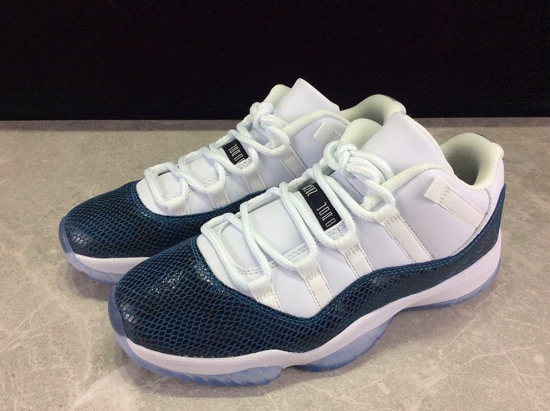 AIR JORDAN 11 RETRO LOW LE SNAKESKIN BLANC/NOIR-MARINE
