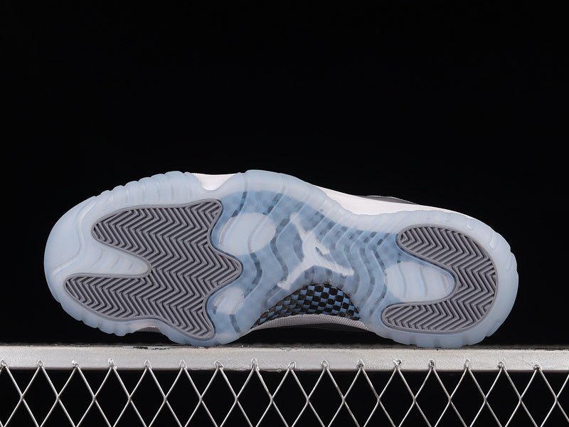 AIR JORDAN 11 RETRO LOW BLANC/BLEU UNIVERSITÉ