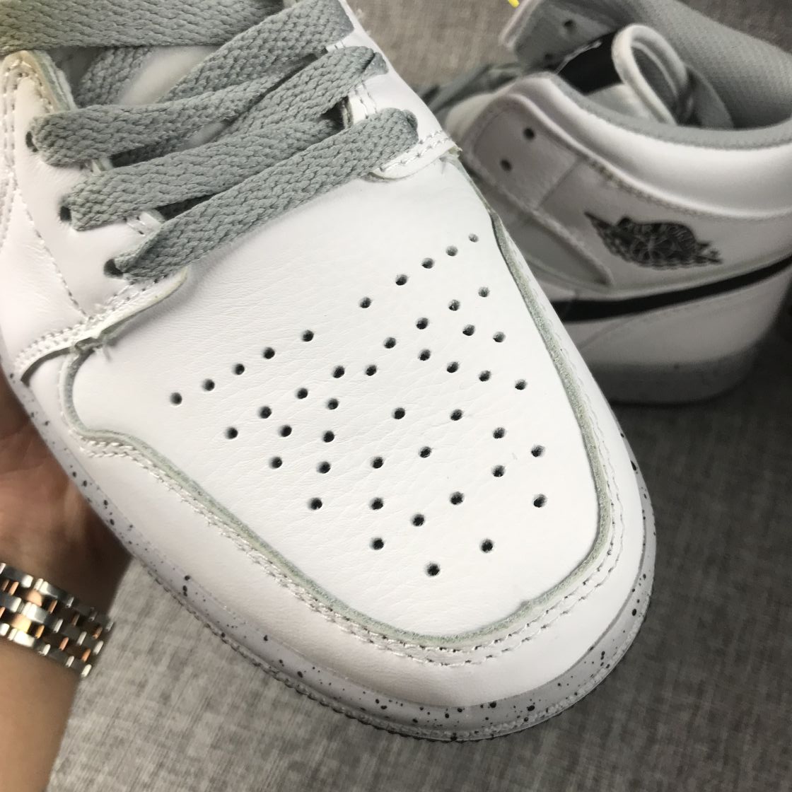 JORDAN 1 MID x CIMENT BLANC