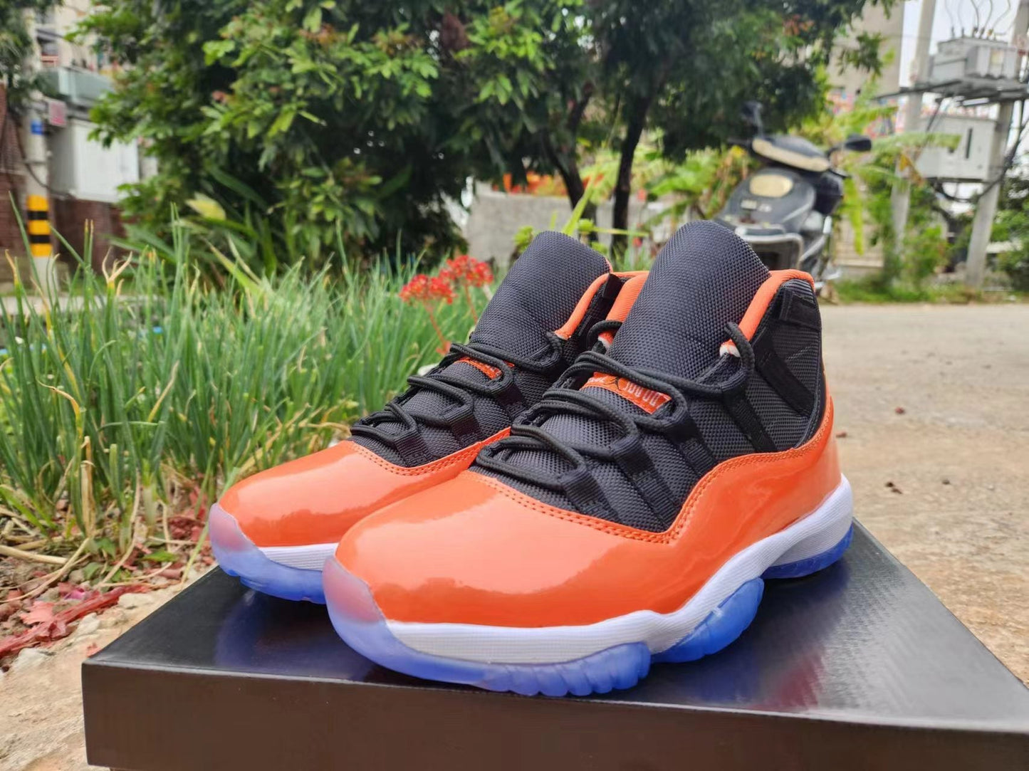 JORDAN 11 Orange et Noir