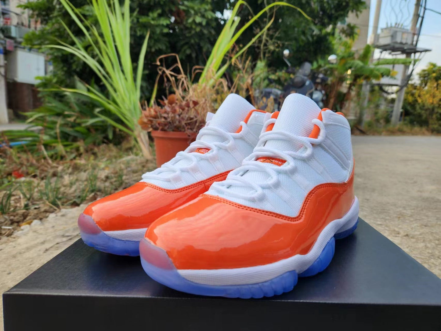 JORDAN 11 Orange et Blanc