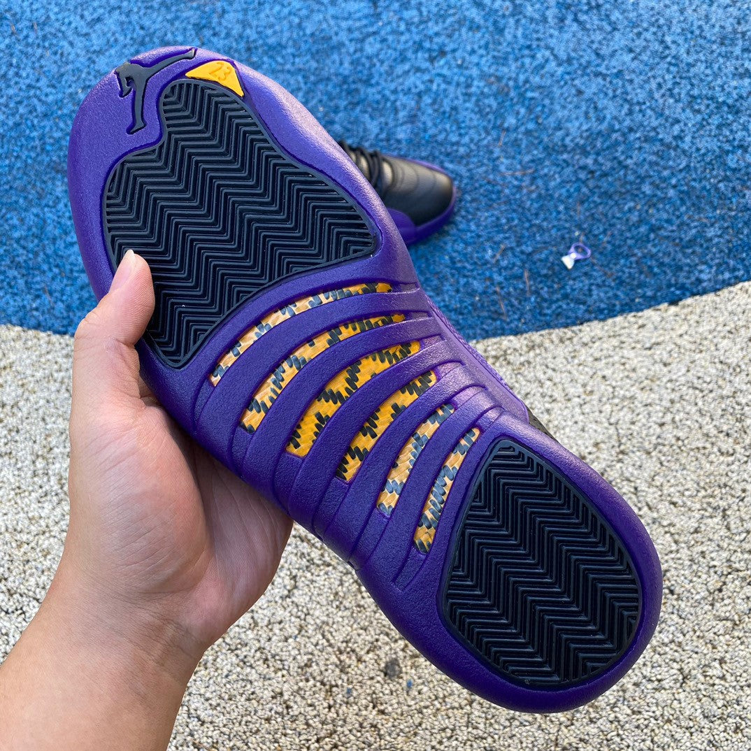 Jordan 12 Noir/Violet Terrain-Or Métallisé-Taxi