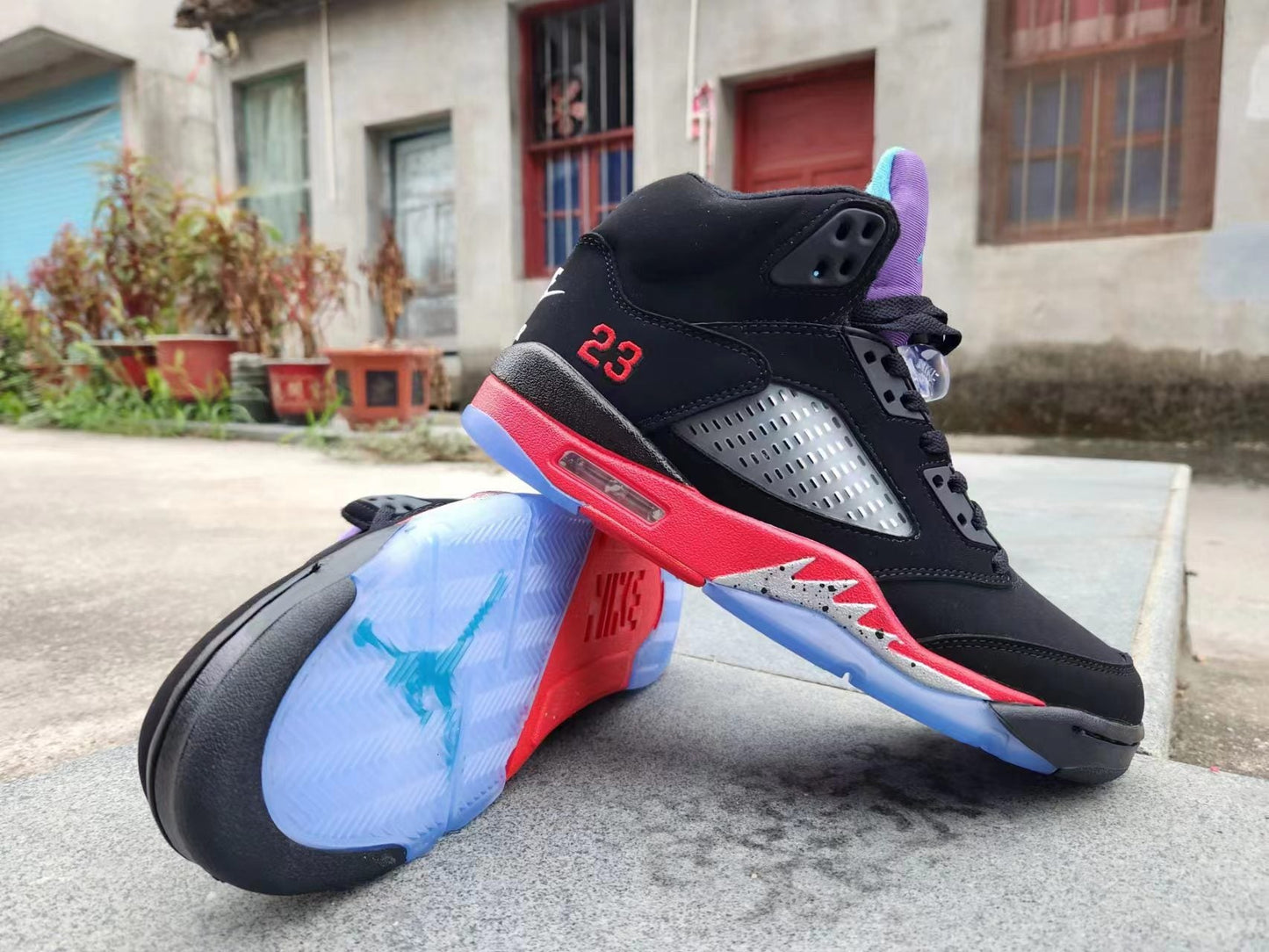 Jordan 5 noir, rouge et violet