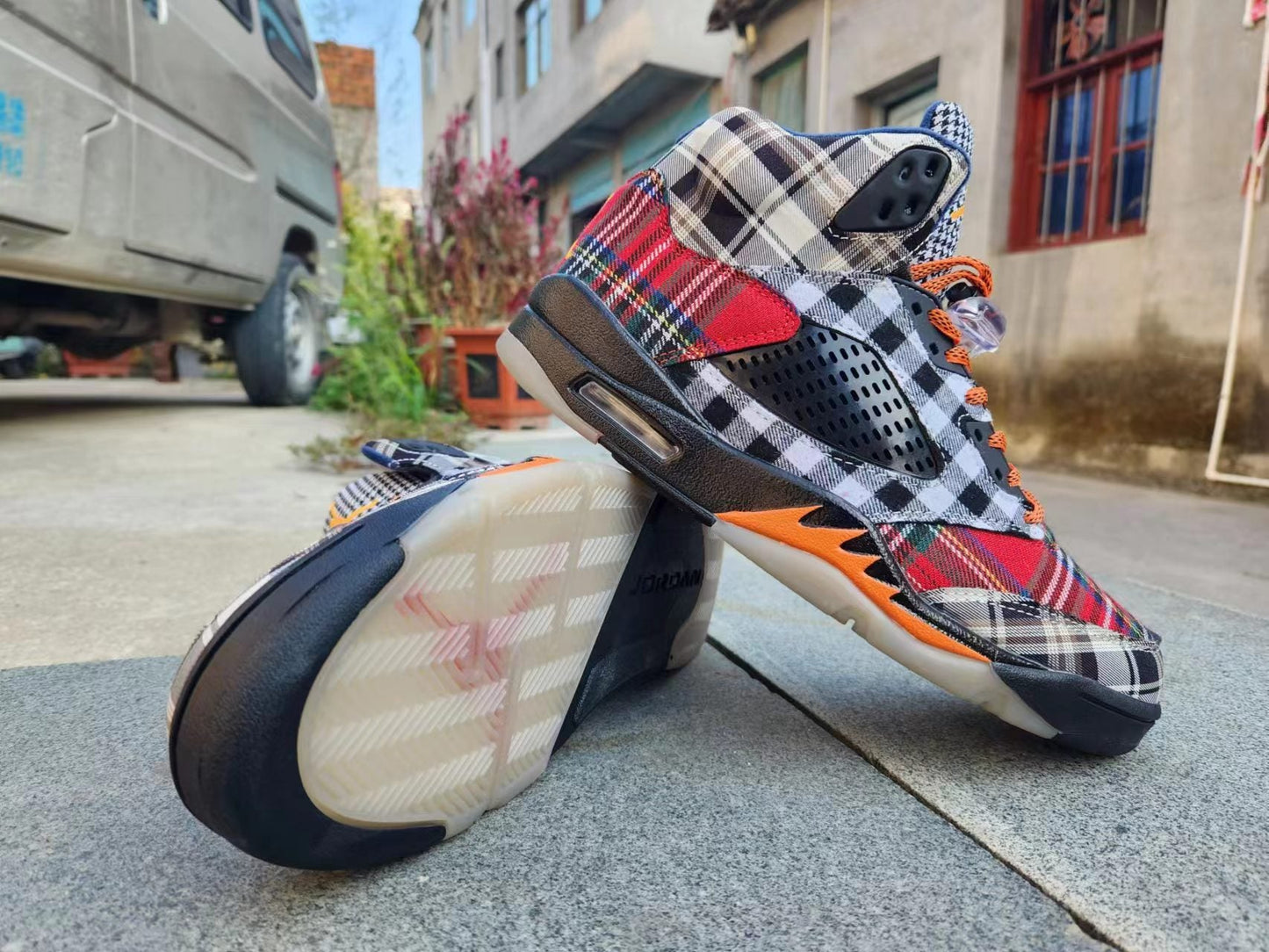 Jordan 5 à carreaux audacieux multicolores