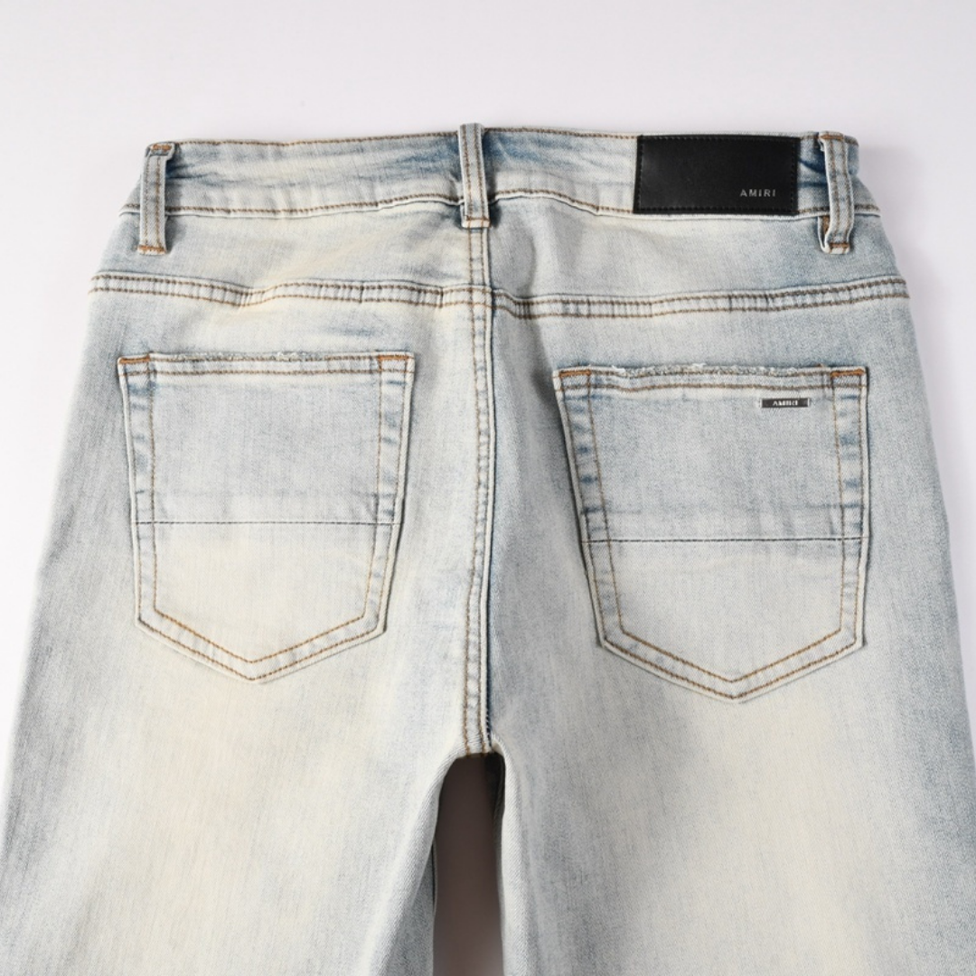 Jean déchiré à patch rouge Amr