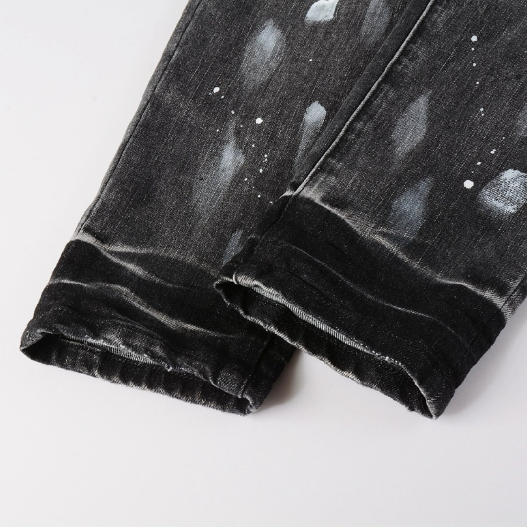 Jean déchiré à la peinture violette