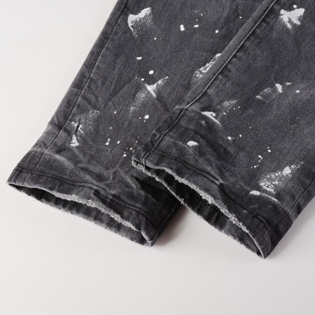 Jean déchiré à la peinture violette