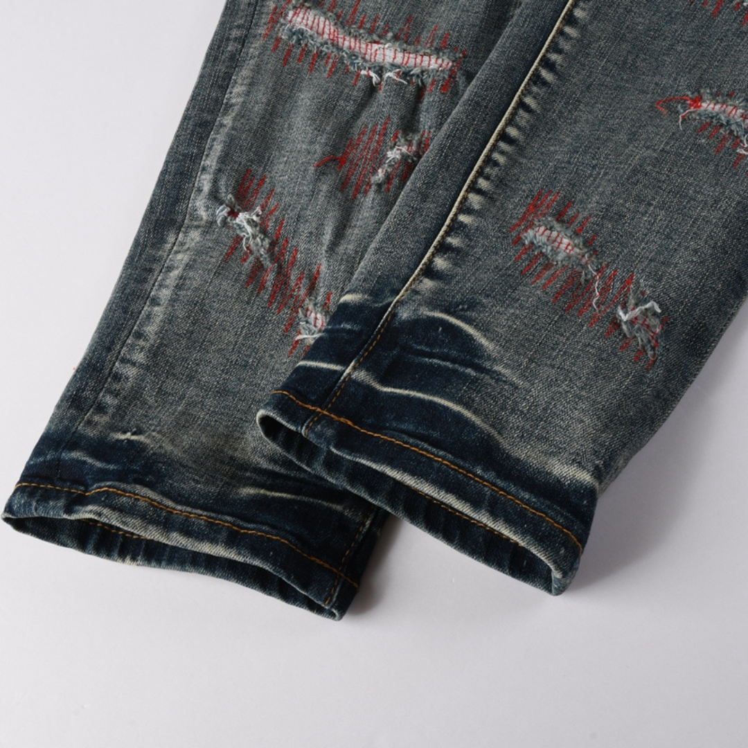 Jean à patchs rouges et violets délavés