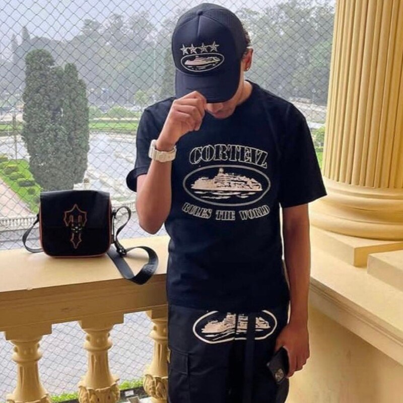 T-shirt noir « Règne sur le monde »