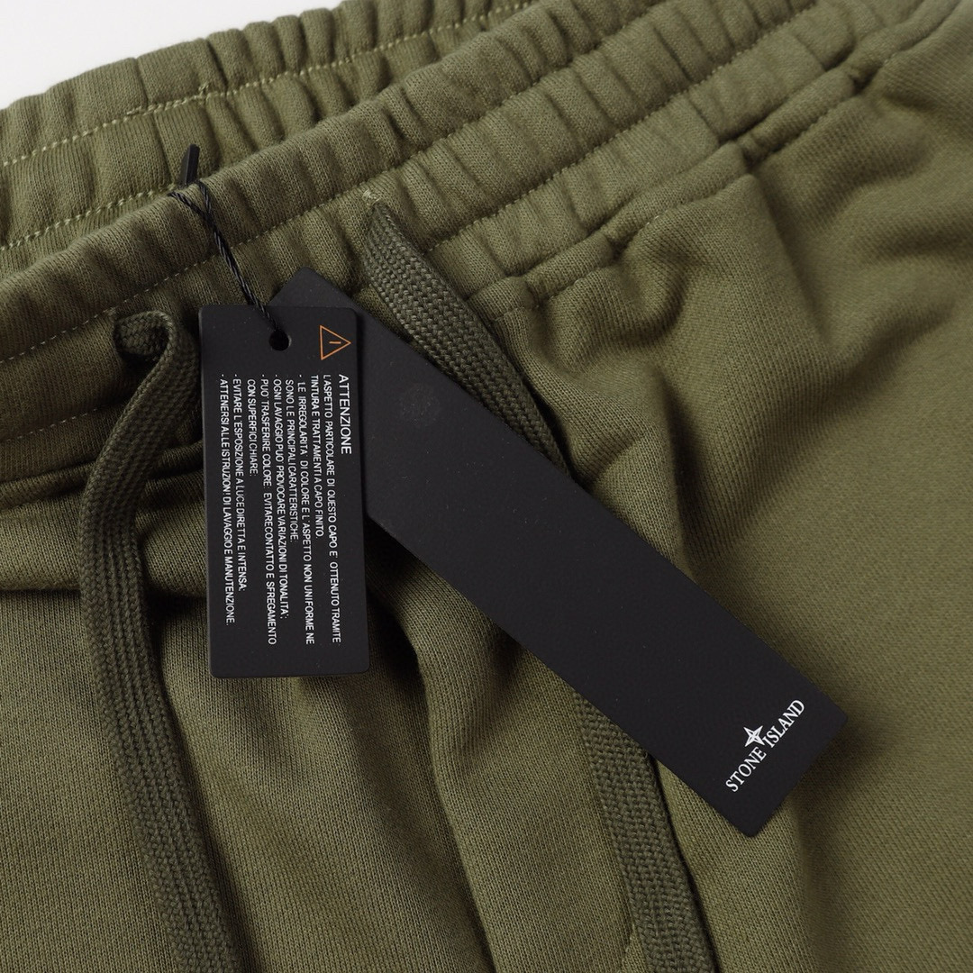 Short à monogramme en pierre