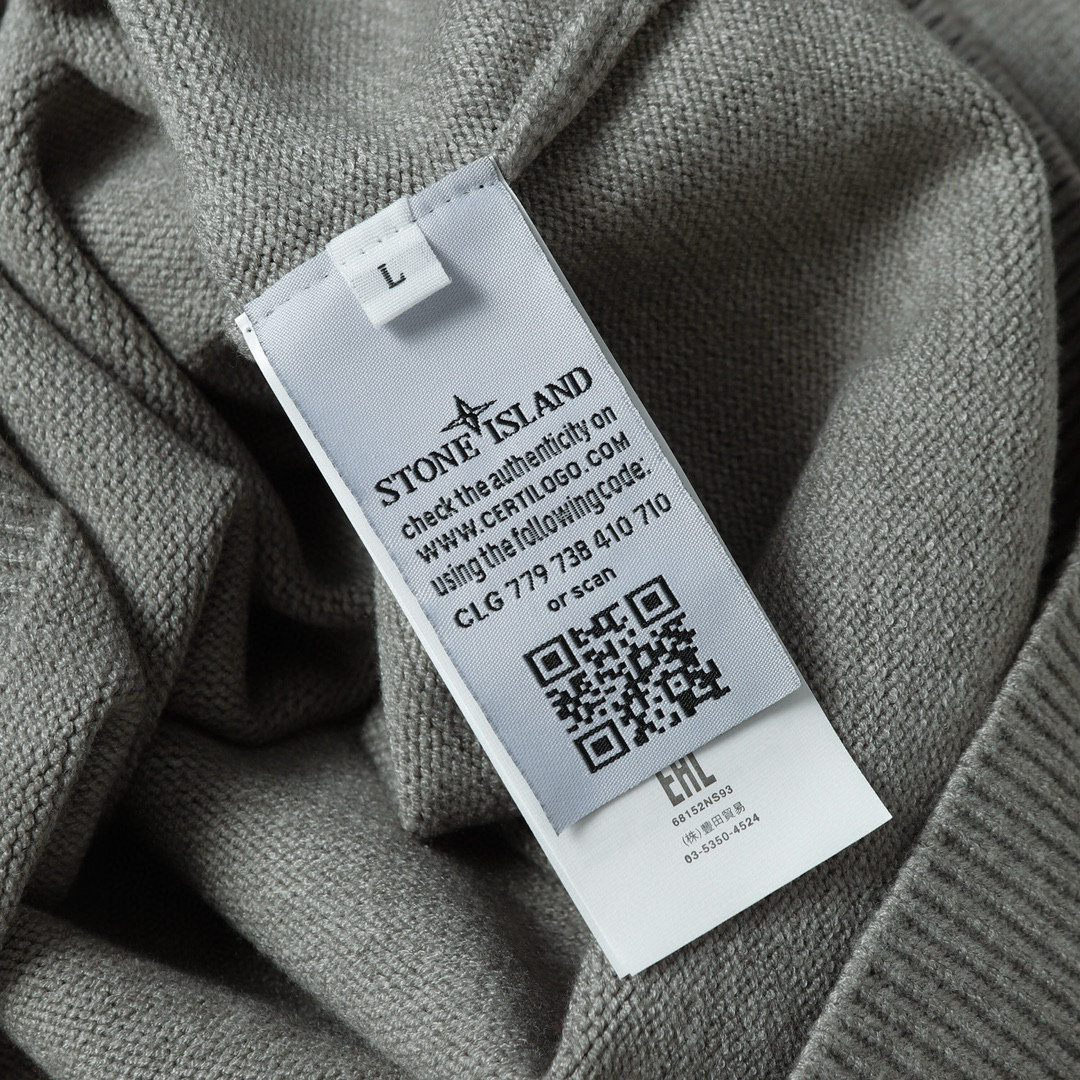 Pull monogramme en pierre