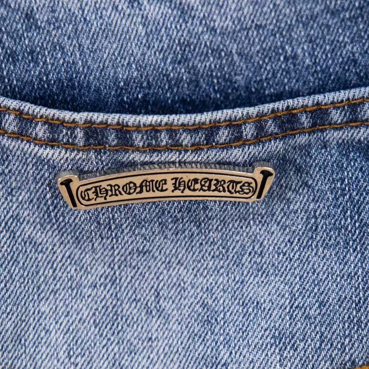 JEANS EN DENIM À ÉCUSSONS CROIX NOIRS CHROMÉS