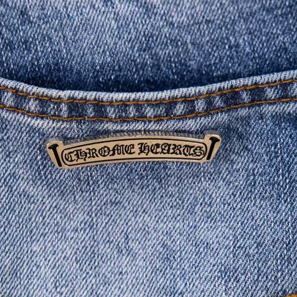 JEANS EN DENIM À ÉCUSSONS CROIX NOIRS CHROMÉS