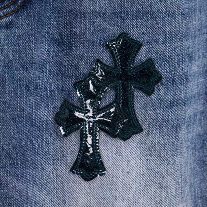 JEANS EN DENIM À ÉCUSSONS CROIX NOIRS CHROMÉS