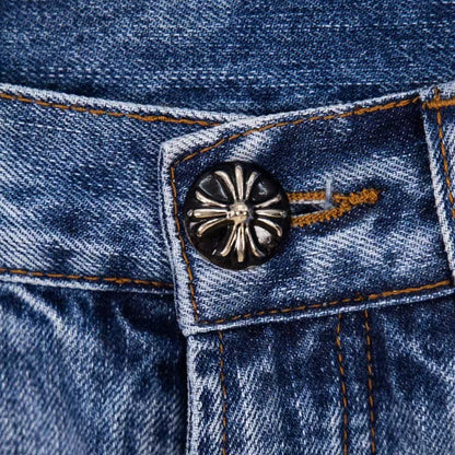 JEANS EN DENIM À ÉCUSSONS CROIX NOIRS CHROMÉS