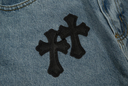 Short en jean délavé à motif cœurs chromés et croix noire