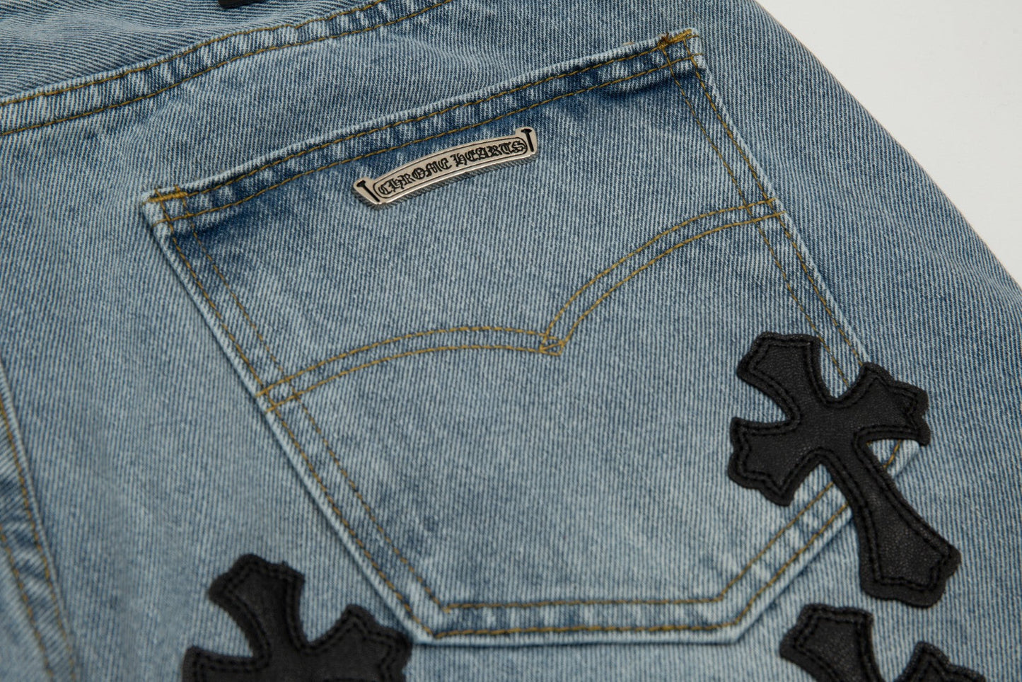 Short en jean délavé à motif cœurs chromés et croix noire