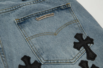 Short en jean délavé à motif cœurs chromés et croix noire