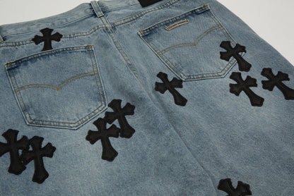 Short en jean délavé à motif cœurs chromés et croix noire