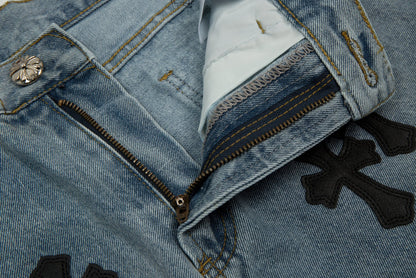 Short en jean délavé à motif cœurs chromés et croix noire