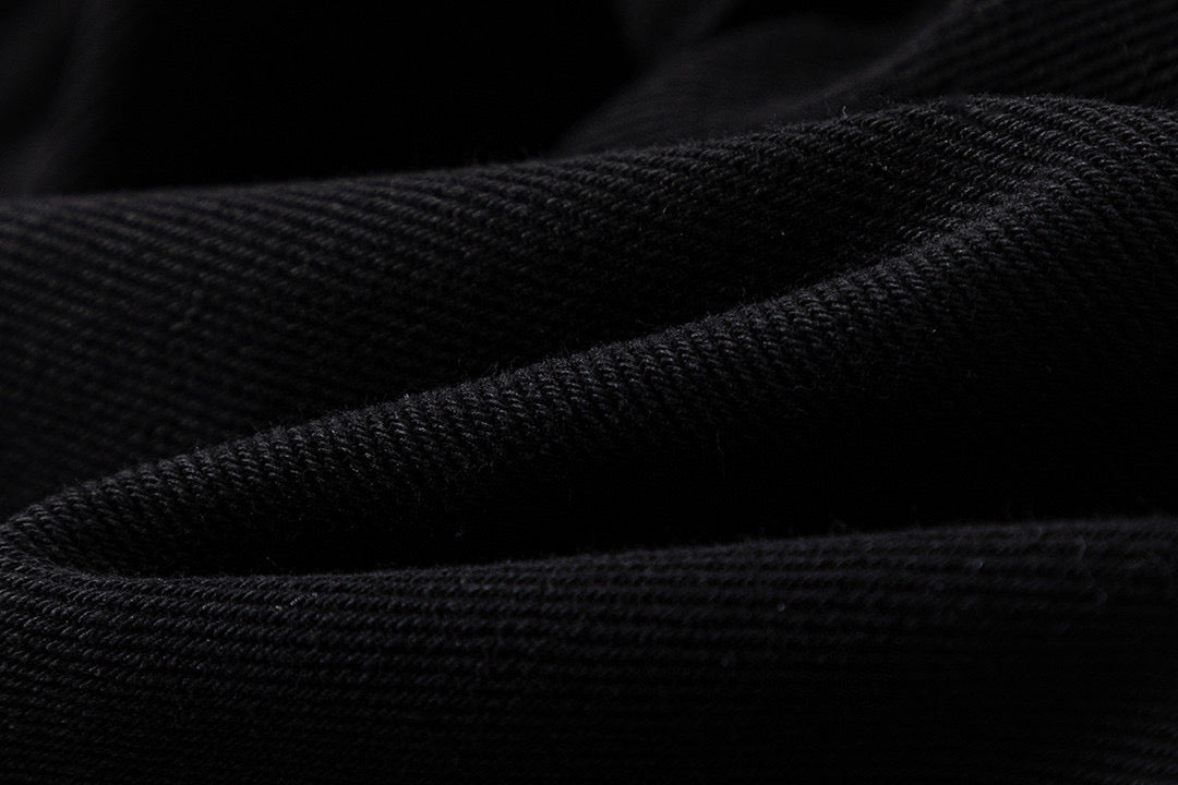 Jean noir à écusson croix bleue et cœurs chromés