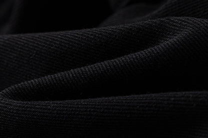 Jean noir à écusson croix bleue et cœurs chromés