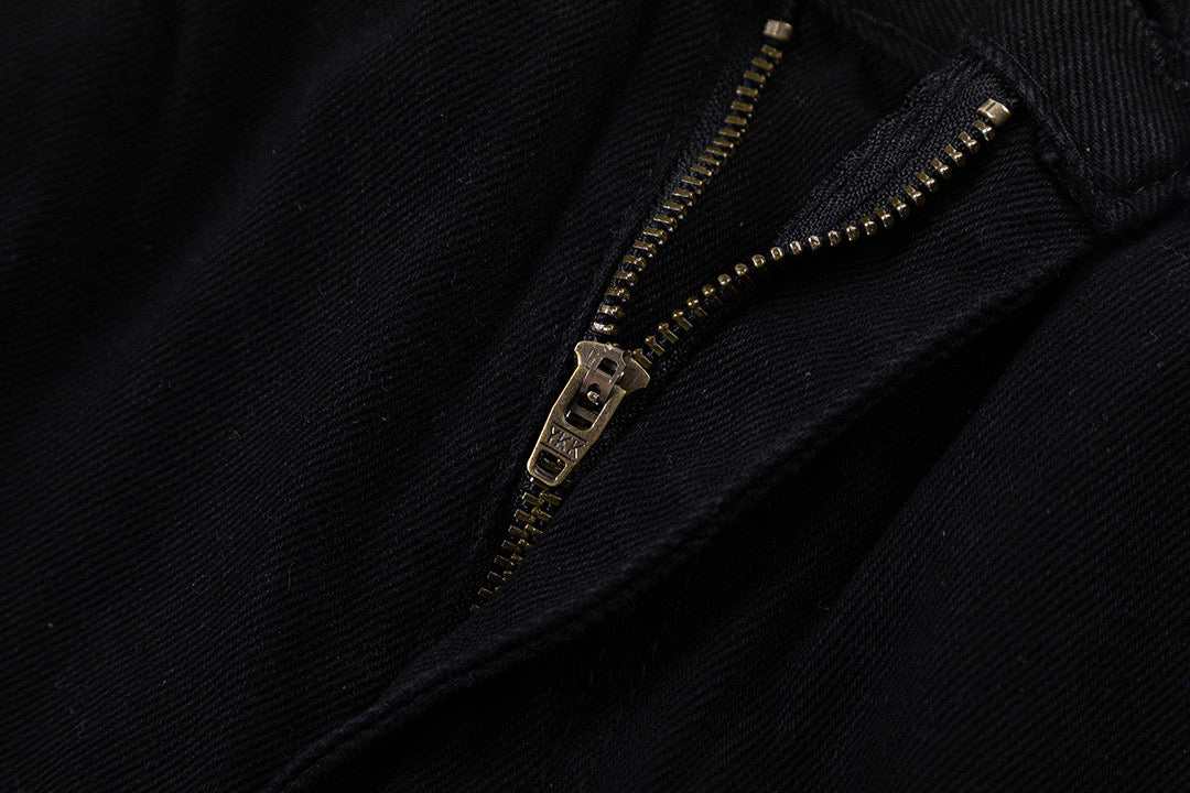 Jean noir à écusson croix bleue et cœurs chromés