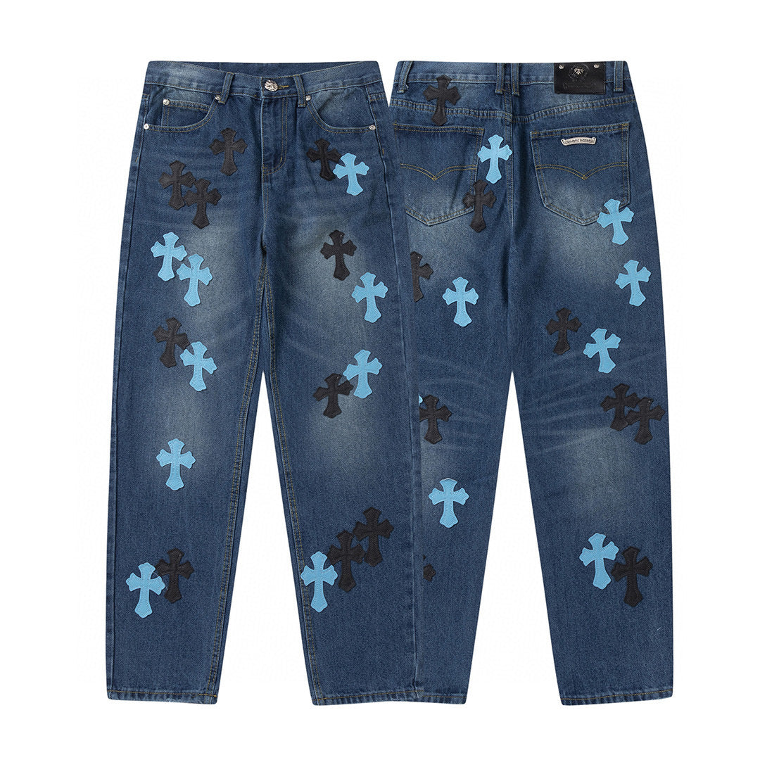 JEANS EN DENIM À ÉCUSSON CŒURS CHROMÉS ET CROIX BLEUE