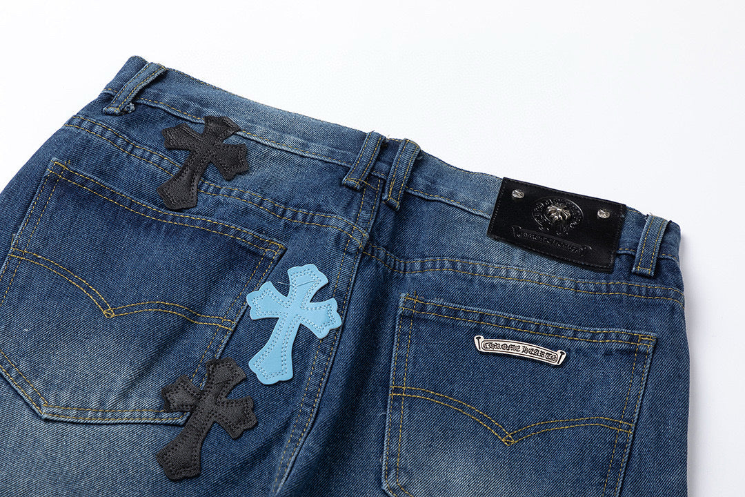 JEANS EN DENIM À ÉCUSSON CŒURS CHROMÉS ET CROIX BLEUE