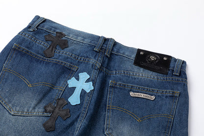 JEANS EN DENIM À ÉCUSSON CŒURS CHROMÉS ET CROIX BLEUE