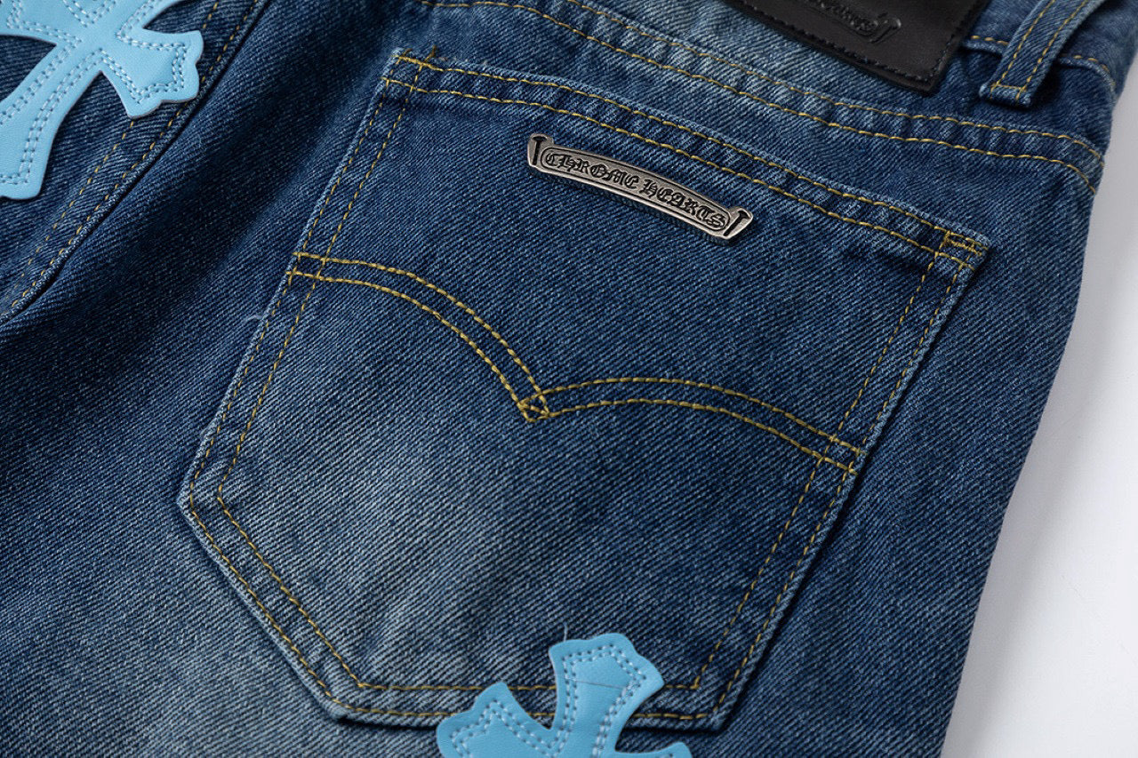JEANS EN DENIM À ÉCUSSON CŒURS CHROMÉS ET CROIX BLEUE