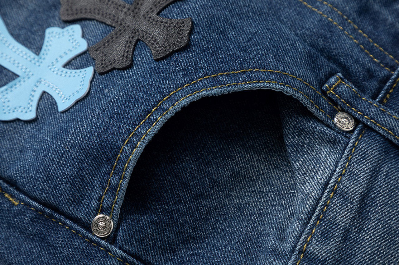 JEANS EN DENIM À ÉCUSSON CŒURS CHROMÉS ET CROIX BLEUE