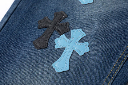JEANS EN DENIM À ÉCUSSON CŒURS CHROMÉS ET CROIX BLEUE