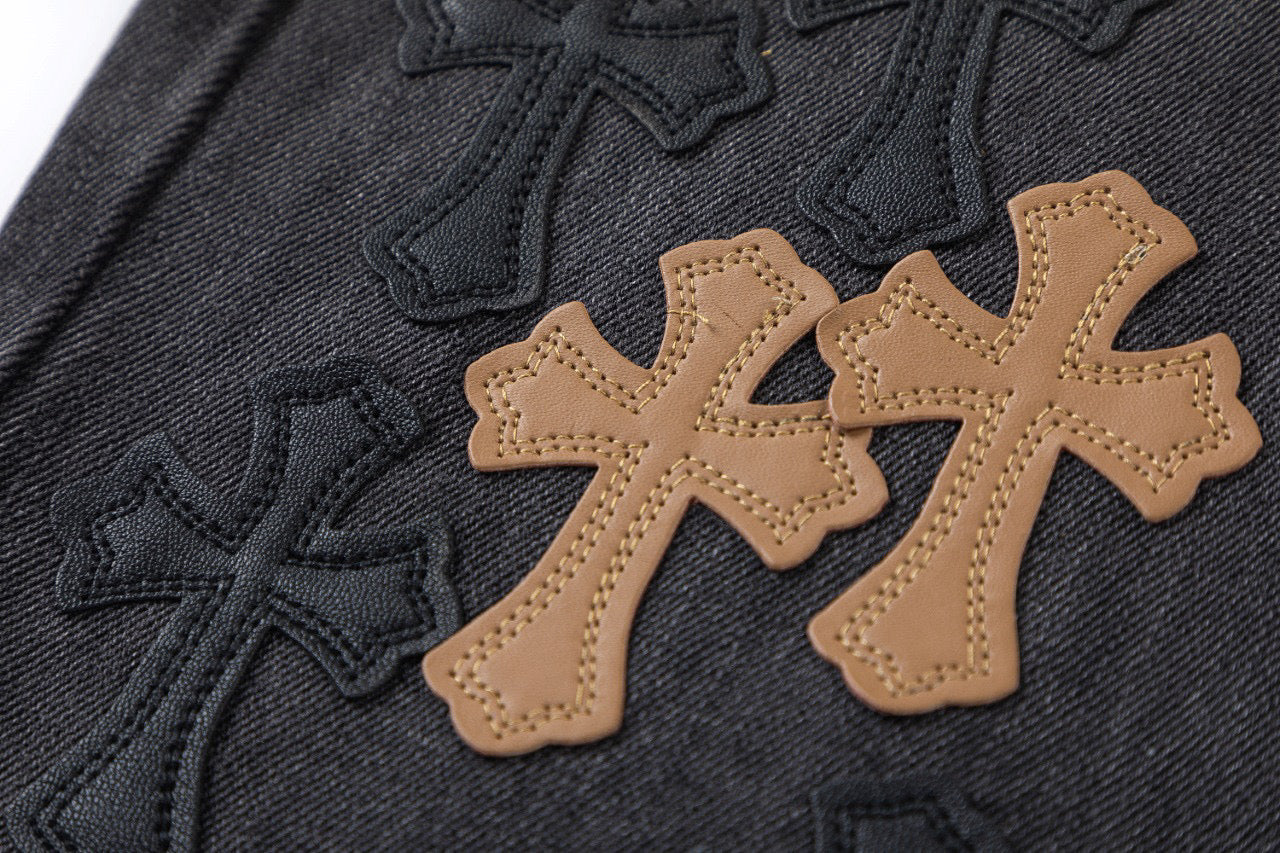 Jean noir à motif cœurs chromés et croix marron