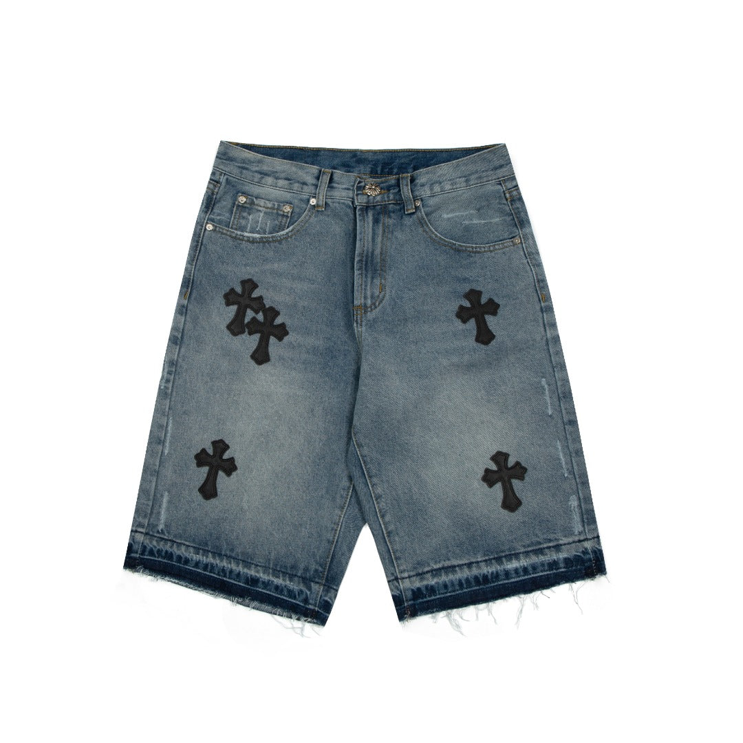 Short en jean délavé à écusson croisé en forme de cœur chromé et bordure noire