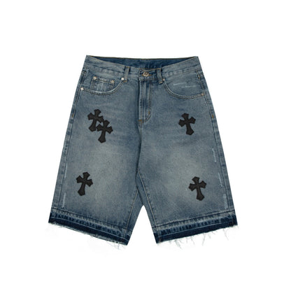 Short en jean délavé à écusson croisé en forme de cœur chromé et bordure noire