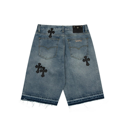 Short en jean délavé à écusson croisé en forme de cœur chromé et bordure noire