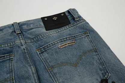 Short en jean délavé à écusson croisé en forme de cœur chromé et bordure noire