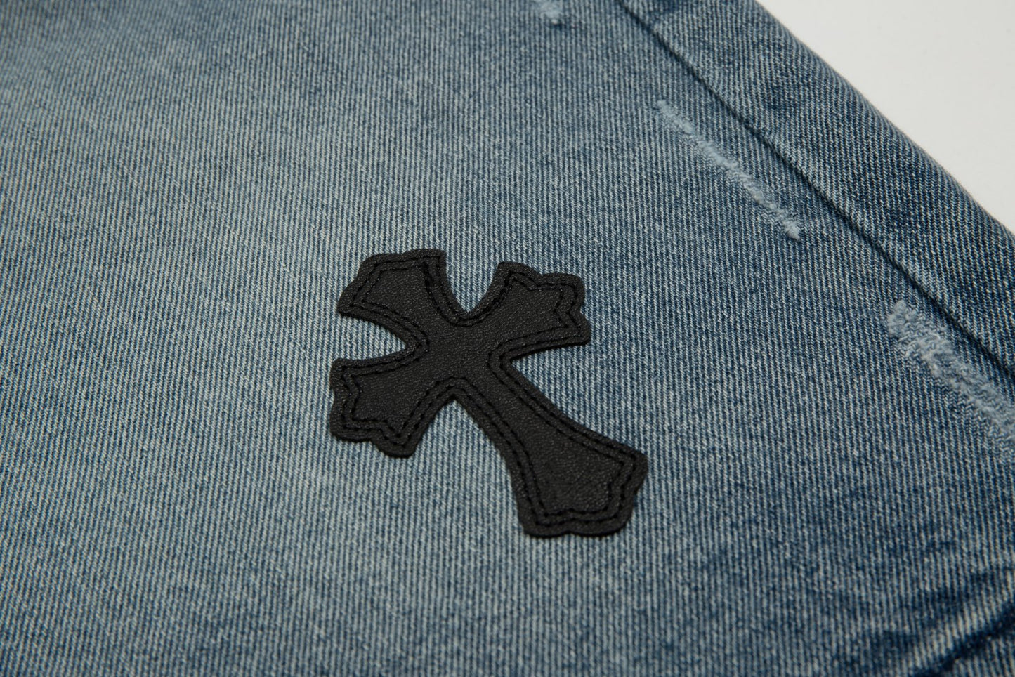 Short en jean délavé à écusson croisé en forme de cœur chromé et bordure noire